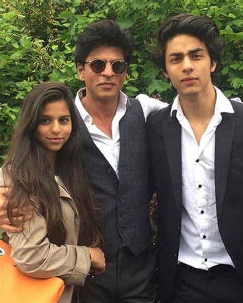 Lookalikes of Shah Rukh Khans son Aryan and Amitabh。